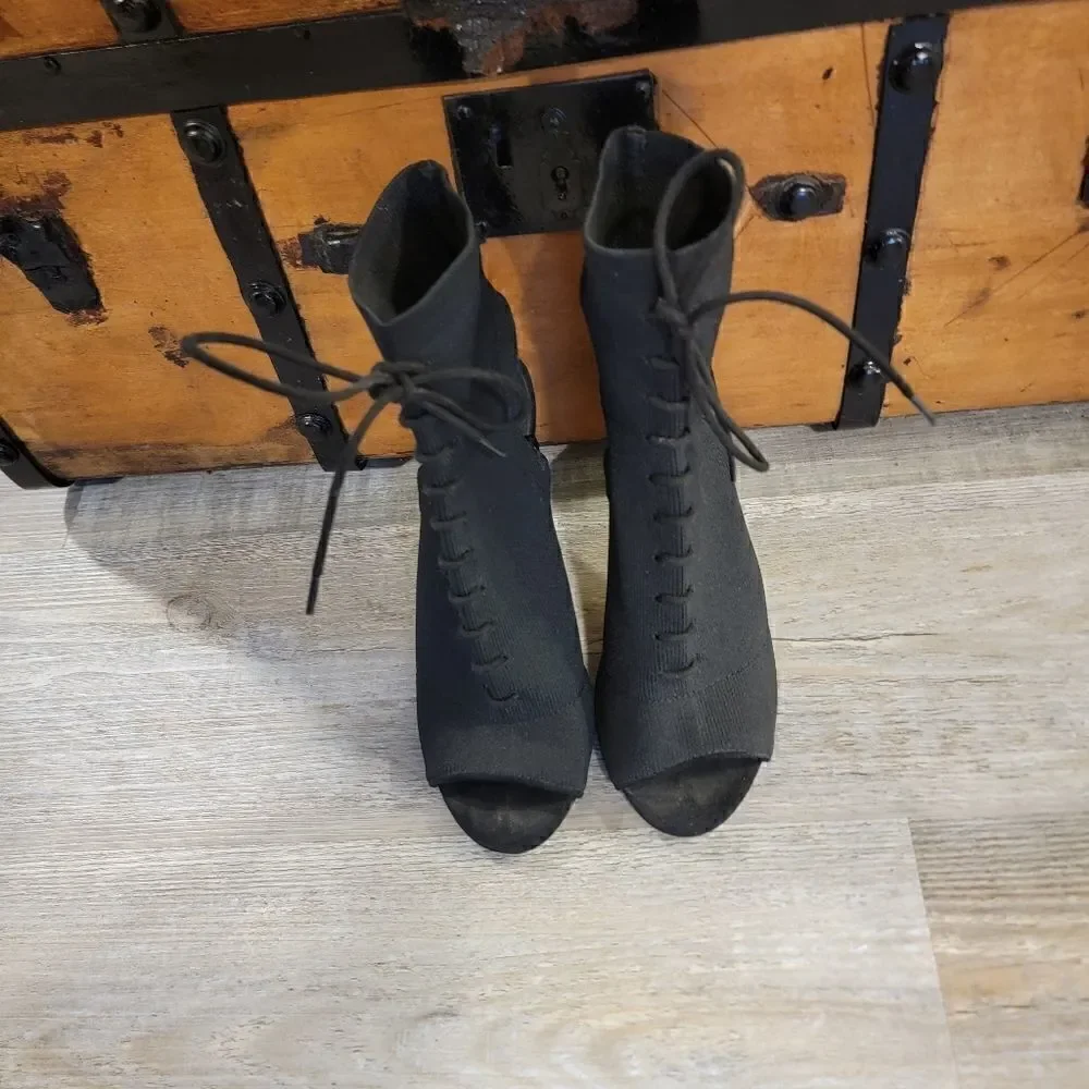 EXPRESS - PEEPTOE LACE UP STRETCH SOCK BOOTIE black size 7